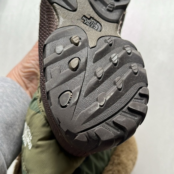 💕🎉 HOST PICK 🎉💕 EUC North Face down filled nylon top boots - Picture 13 of 13